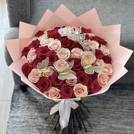 Mega Ramo Eloise 50 rosas rojas y palo rosa